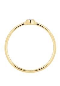 Bague en or avec un anneau lisse et poli et un seul accent de diamant rond en haut, mettant en avant un design minimaliste.