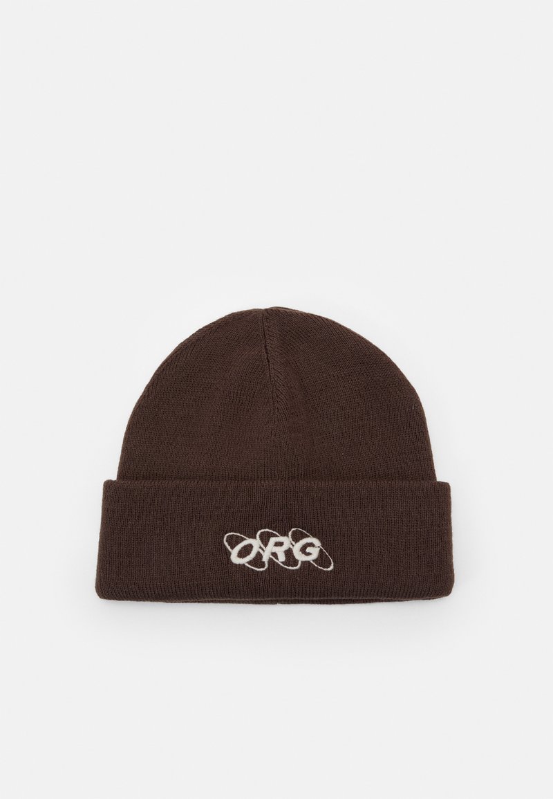 Gorro de malha castanho com uma dobra na parte inferior e o logotipo "ORG" bordado em branco, apresentando uma textura suave e um design de coroa arredondada.