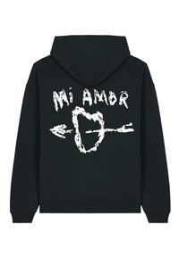 Melnā kapuce ar baltu tekstu "Mi Amor" un zīmējumu ar sirdi un bultu aizmugurē. Izgatavota no mīkstas auduma ar brīvu piegriezumu.