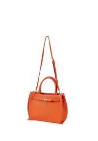 Sac à main en cuir orange avec deux poignées courtes, une longue sangle réglable et un rabat frontal avec un petit fermoir en métal. Extérieur texturé.