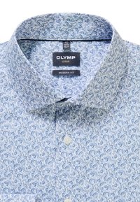Chemise homme bleu clair boutonnée, motif floral bleu foncé, col ouvert et étiquettes mentionnant "OLYMP Luxor" et "Modern Fit."
