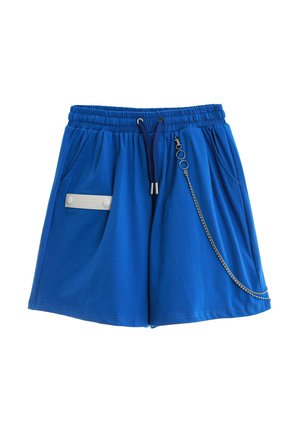 Pantalones cortos casuales azules con cintura elástica, cordón, bolsillos laterales y una cadena plateada decorativa unida al bolsillo derecho.