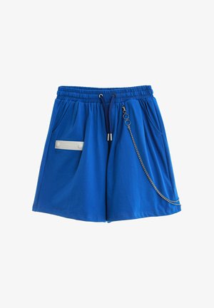 Pantalones cortos casuales azules con cintura elástica, cordón, bolsillos laterales y una cadena plateada decorativa unida al bolsillo derecho.