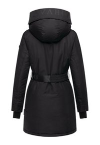 Parka nera con un ampio cappuccio, vita svasata e dettagli con elastico. Presenta un tessuto liscio e opaco e un design minimalista.
