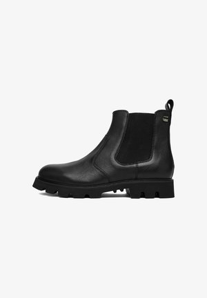 Černá kožená Chelsea bota s elastickým bočním panelem, poutkem na patě a robustní protiskluzovou podrážkou.