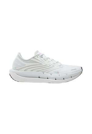 Zapatilla blanca de running con parte superior de malla, patrones angulares en los laterales, suela acolchada y logo de la marca cerca del talón y la entresuela.