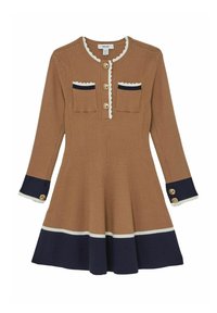 Bruine geribbelde gebreide jurk met lange mouwen, marineblauw en witte afwerking, gouden knopen aan de voorkant en op de manchetten, en twee borstzakken met afwerking.