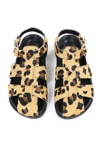 Sandalias de estampado de leopardo con un diseño estructurado y tiras entrelazadas, fabricadas en material texturizado, con suela negra y cierre de hebilla.