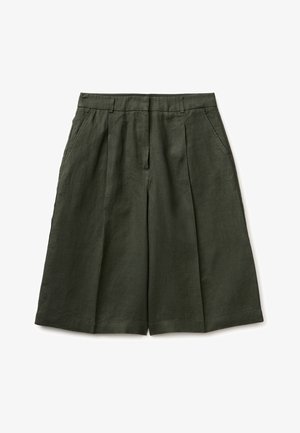 Dunkelgrüne, hoch taillierte weite Shorts mit Gürtelschlaufen, vorderen Falten, seitlichen Taschen und verdecktem Reißverschluss vorne, flach auf weißem Hintergrund präsentiert.