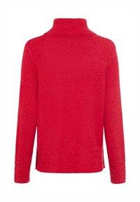 Roter Pullover mit hohem Kragen, gerippter Struktur am Kragen und einem gemusterten Akzent am Saum. Lange Ärmel mit seitlichen Schlitzen.