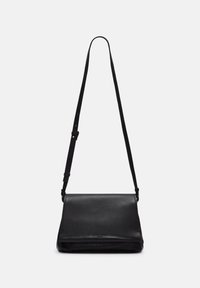 Borsa a tracolla in pelle nera con tracolla regolabile, texture liscia, forma rettangolare, chiusura a pattina, minimal branding e dettaglio con zip.