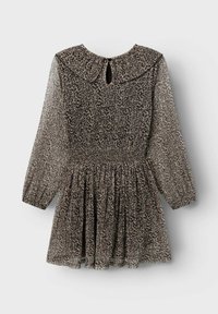 Klänning med leopardmönster och långa ärmar, rund krage, elastisk midja och veckad kjol. Tillverkad av lätt, transparent tyg.