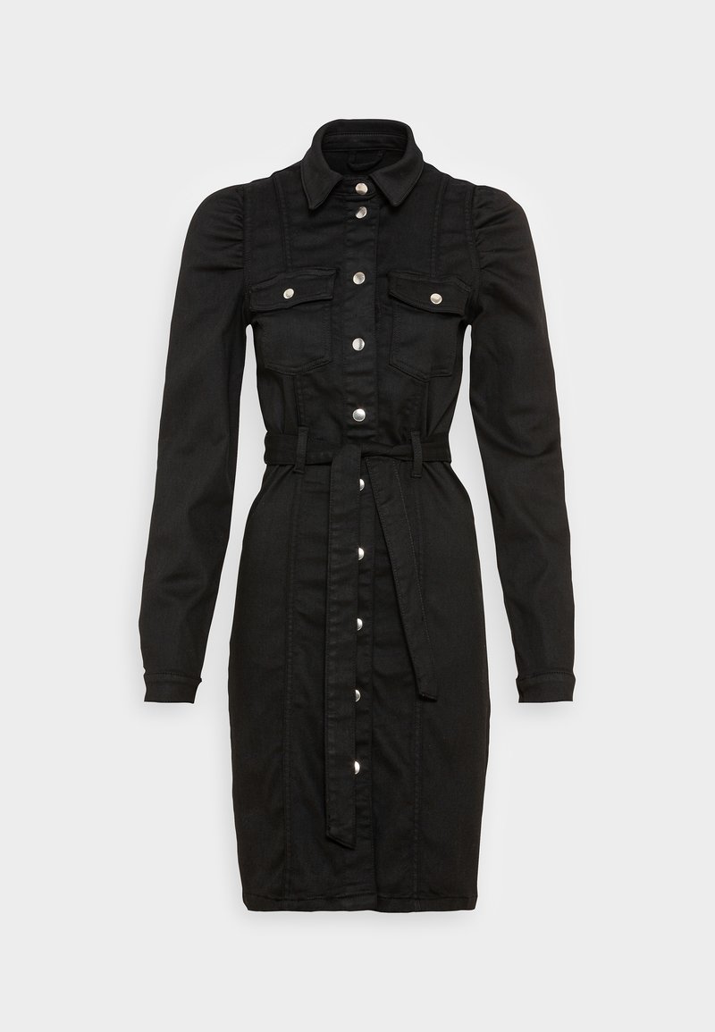 Svart denimklänning med krage, långa ärmar, fyra framfickor och midjerem. Har synliga knapppdetaljer och sömmar.