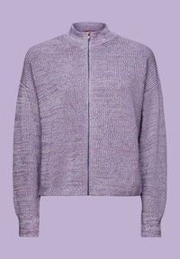 Pull tricoté violet clair avec fermeture éclair, manches longues et col haut sur un fond violet assorti.