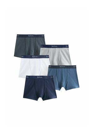 Päť párov pánskych boxeriek v tmavošedej, svetlošedej, bielej, námorníckej modrej a denim modrej farbe, všetky s námorníckym tyrkysovým pásom označeným „Paul Smith.“