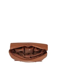 Brun lædertaske med lynlåsåbning ovenpå, med en velorganiseret indvendig med rum og en struktureret foring.