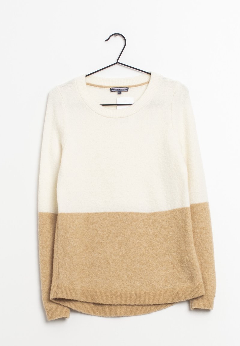 Pull-over à manches longues avec un design en blocs de couleurs, crème en haut et beige en bas, suspendu sur un cintre noir contre un fond blanc.