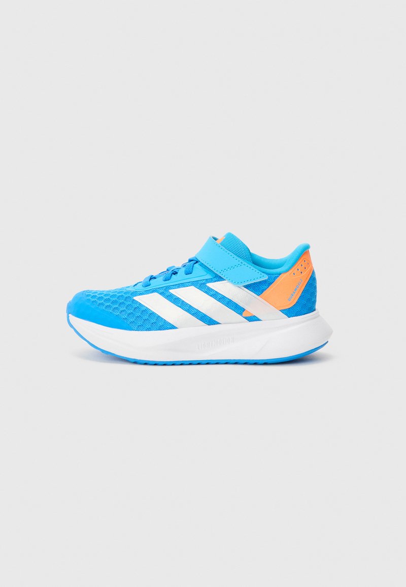 Zapatilla deportiva azul con rayas blancas y acento naranja. Parte superior de malla, collar acolchado, correa ajustable y suela de goma para tracción.