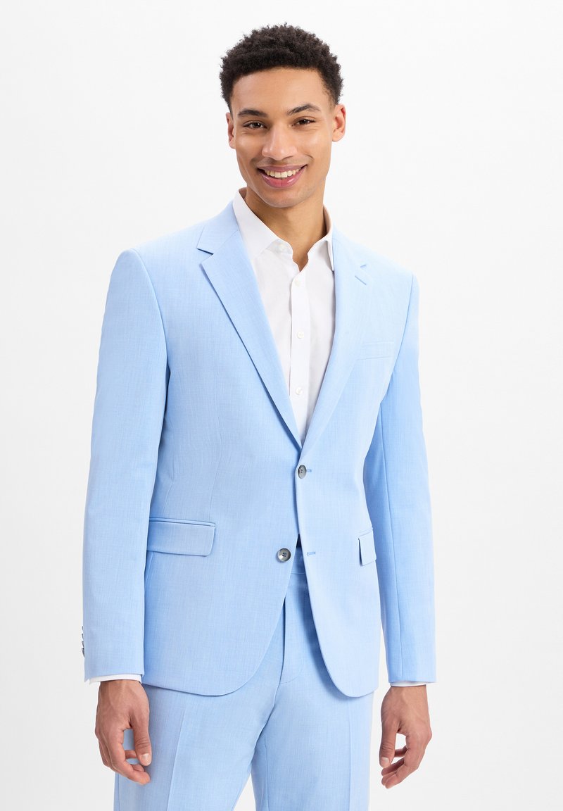 Lichtblauwe suit met een gestructureerde afwerking, twee zijzakken en een enkele knoopsluiting. Gekocht over een wit shirt met een slim fit ontwerp.