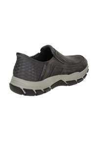 Sportowe buty wsuwane w ciemnoszarej skórze z teksturowanym tyłem, gumową podeszwą oraz amortyzującą śródpodeszwą. Zawierają subtelne akcenty w postaci przeszyć.