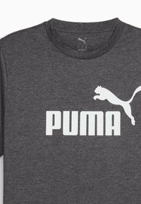 T-shirt a girocollo grigio scuro con scritta bianca "PUMA" e logo di un puma che salta sul petto.