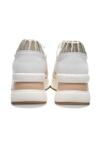 Vita lädersneakers med en texturerad beige häl, med en randig tygdetalj baktill. Varumärket "GATTI NON" är tryckt på hälen.