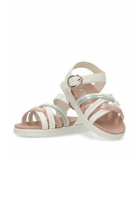 Sandalias blancas con correas de múltiples colores en rosa, azul y blanco. Tienen una punta redondeada, correa de tobillo ajustable y un leve tacón.