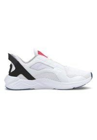 Zapatilla deportiva blanca con parte superior de malla, acentos en negro y rojo, y una suela contorneada. Cuenta con un cuello acolchado y cierre de cordones.