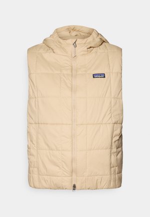 Beige gewatteerde vest met een capuchon, voorzien van een ritssluiting aan de voorkant, een doorstikte structuur en een klein logo op de linkerborst. Lichtgewicht en warm ontwerp.