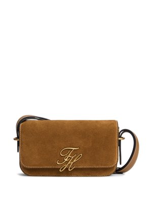 Καφέ τσάντα crossbody από σουέντ με χρυσά αρχικά λογοτύπου και ρυθμιζόμενο λουρί, ορθογώνιο σχήμα με κλείσιμο με καπάκι.