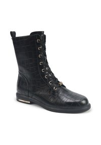 Cizme negre din piele ecologică până la gleznă, cu textură de crocodil, design cu șireturi, vârful rotund și accente de hardware de culoare aurie pe lateral.