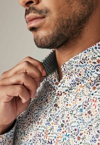 Next REGULAR FIT biały