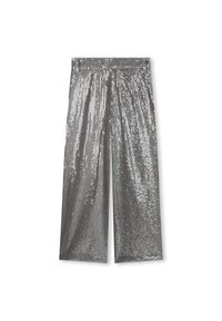 Pantaloni a palazzo larghi in paillettes argentate con vita elastica. Il tessuto è lucido e grinzoso, riflettendo la luce con paillettes verticali.
