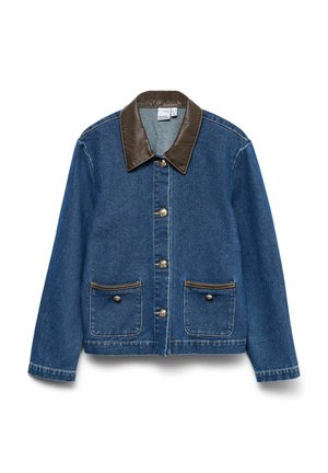 Veste en denim bleu foncé avec un col en cuir marron. Elle possède une fermeture à boutons dorés et deux poches avant avec un contour marron.