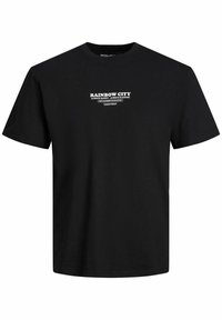 Must tee-shirt mustast varrukatest, millel on valge "RAINBOW CITY" tekst. Lihtne ümardatud kaelus ning standardne lõige.