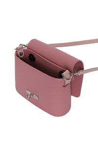 Rosa läderhandväska med rektangulär form, utrustad med ett lock, silverfärgad hårdvara och justerbar axelrem. Inuti är väskan ofodrad.