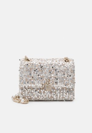 Petit sac à main rectangulaire recouvert de sequins argentés et blancs avec une bandelette en chaîne dorée et un fermoir carré doré à l'avant.