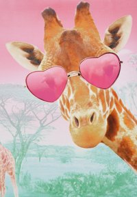 Zirafe ar sirds formas rozā saulesbrillēm, ar teksturētu apelsīnu un brūnu kažoku. Fons ietver maigas rozā un zaļas krāsas tonus.
