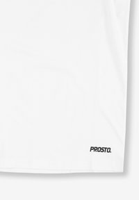 Biała koszulka z krótkim rękawem wykonana z bawełny, z czarnym logo "PROSTO." w dolnym lewym rogu. Gładka faktura i klasyczny krój.