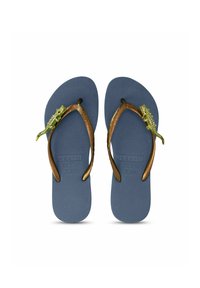 Des tongs en caoutchouc bleu avec des sangles marron, présentant une surface texturée et un accent en lézard vert sur chaque sangle. Nom de la marque visible.