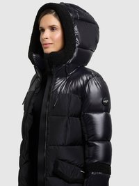 Fekete pufi dzseki fényes külsővel, túlméretezett kapucnival, belül fekete polárral bélelve, és oldalzsebekkel, amelyeket polár részletek díszítenek.