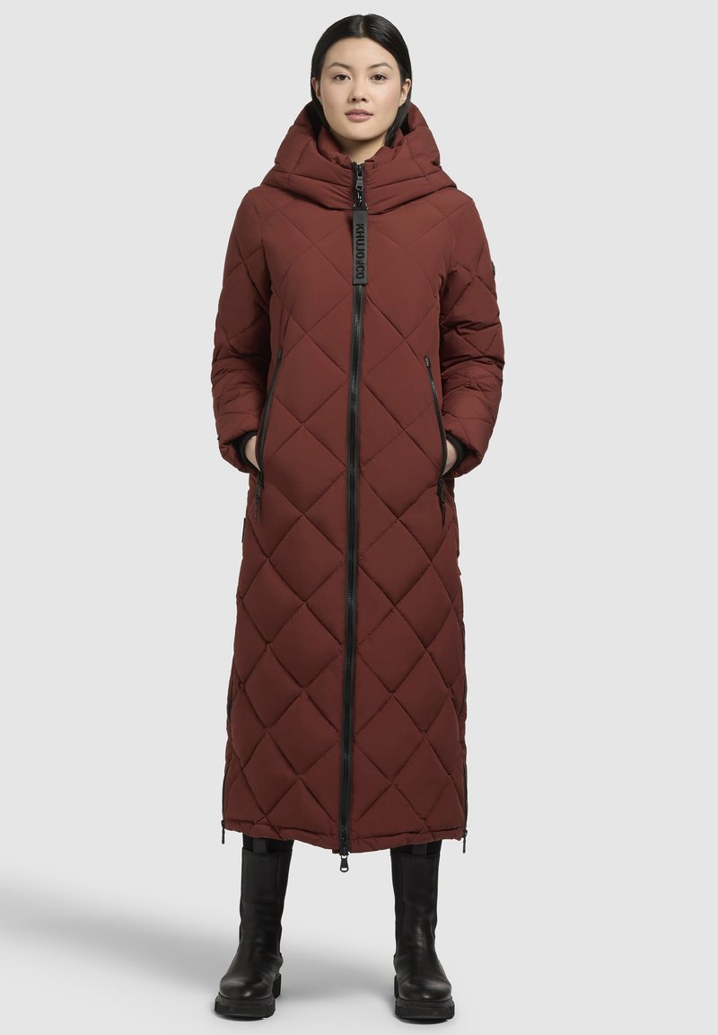 Bordeauxfarbener, steppgefüllter, langer Puffer-Mantel mit Kapuze, der einen Reißverschluss vorne und seitlichen Taschen sowie eine gerade Silhouette aufweist. Schwarze Reißverschlussakzente.