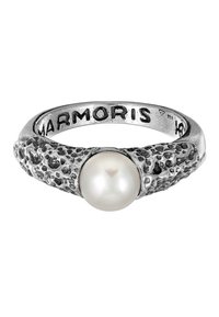 Silver ring med en texturerad yta, med en rund, vit pärla i mitten och graverad branding på den inre banden.