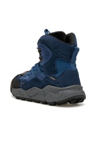Stivale da trekking impermeabile navy realizzato con un mix di materiali in suede e tessuto, suola in gomma testurizzata e dettagli neri.