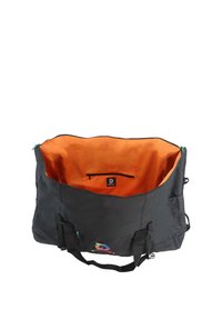 Borsa duffel nera con fodera arancione, dotata di due manici superiori, un'etichetta del marchio e una tasca esterna con zip.