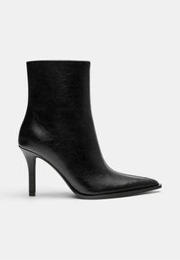 Stivali alla caviglia in pelle nera con punta affusolata, design elegante e alto tacco a spillo, superficie liscia e dettagli minimi.