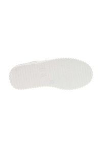 Sole di sneaker bianche con superficie testurizzata, caratterizzata da motivi circolari e un'impronta del logo. Il bordo è scallopato per una migliore aderenza.
