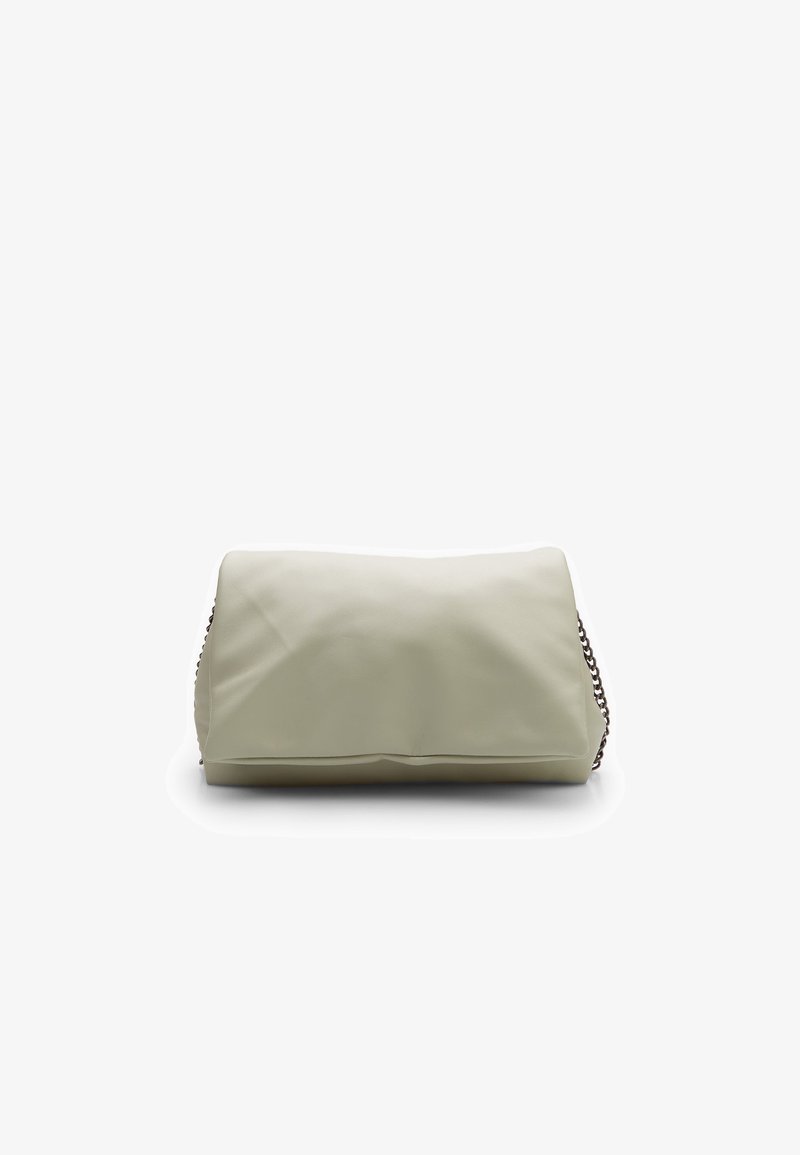 Ljust beige läderhandväska med en slät yta, rektangulär form och kedjeakenter längs sidorna. Minimalistisk design.
