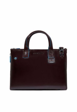 Sac en cuir marron avec des accents bleus, forme structurée, deux poignées supérieures et un rabat avant avec des détails en métal. Fermeture éclair sur le côté.