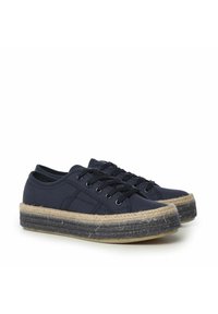 Sneaker in tela blu marina con suola spessa in corda, caratterizzate da lacci neri e dettagli di cucitura minimi, progettate per un uso casual.